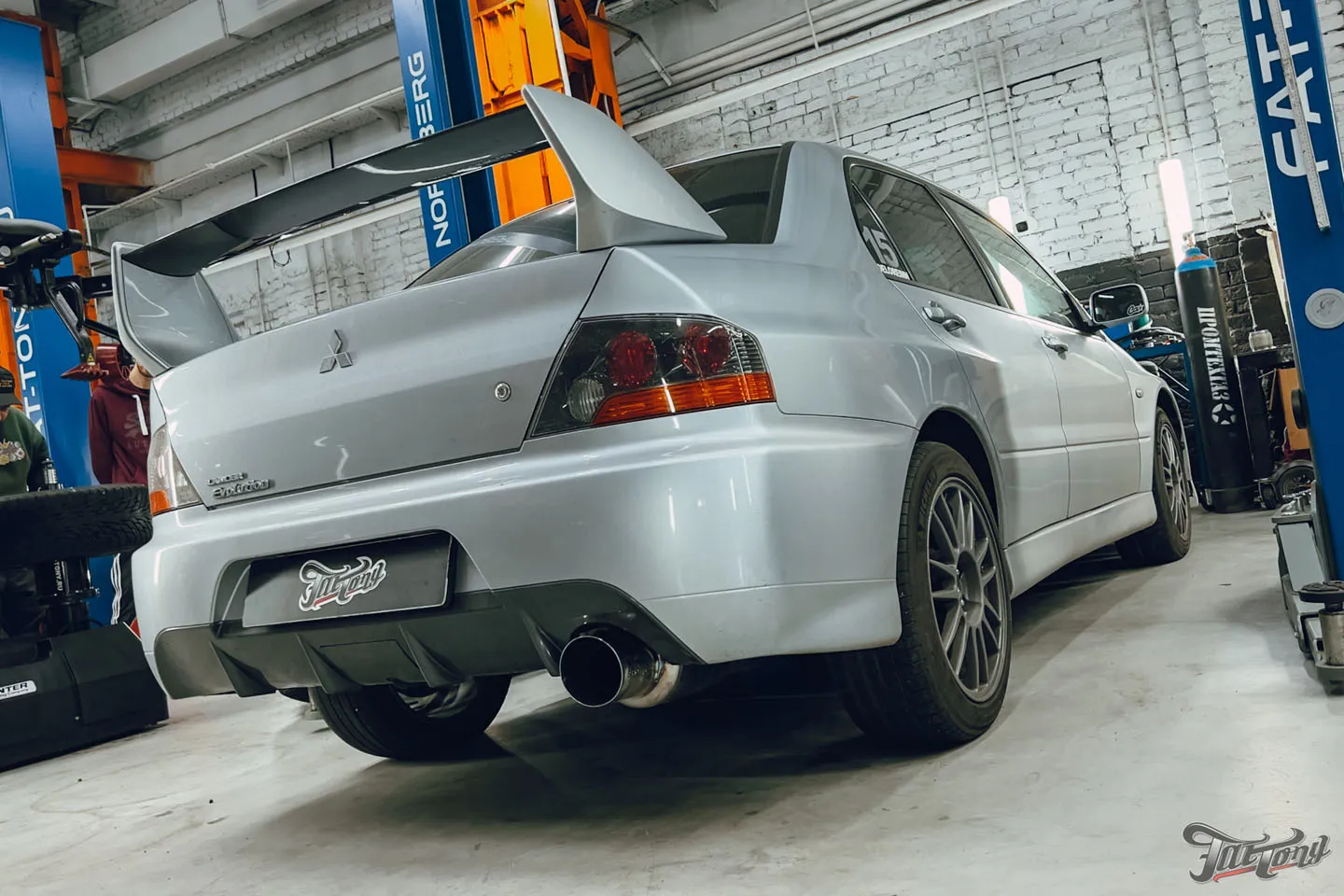 Поработали над выхлопом Mitsubishi Lancer Evolution IX нашего фотографа и сделали его тише!